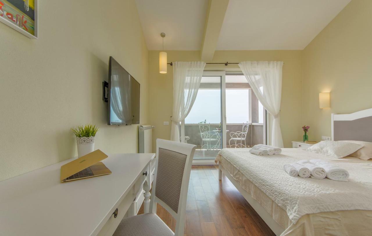 Villa Sterpazzi - Near Porec With Sea View, Private Jacuzzi, Sauna And Pool Вишнян Екстер'єр фото
