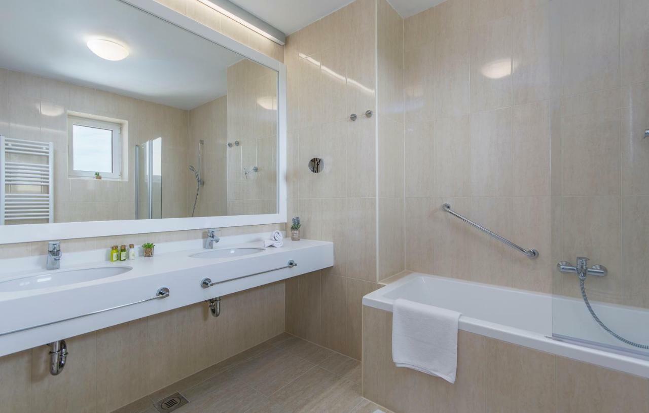 Villa Sterpazzi - Near Porec With Sea View, Private Jacuzzi, Sauna And Pool Вишнян Екстер'єр фото