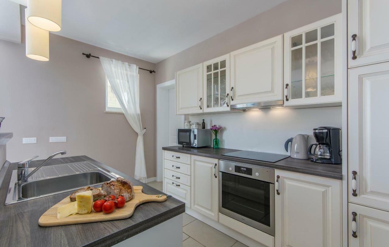 Villa Sterpazzi - Near Porec With Sea View, Private Jacuzzi, Sauna And Pool Вишнян Екстер'єр фото