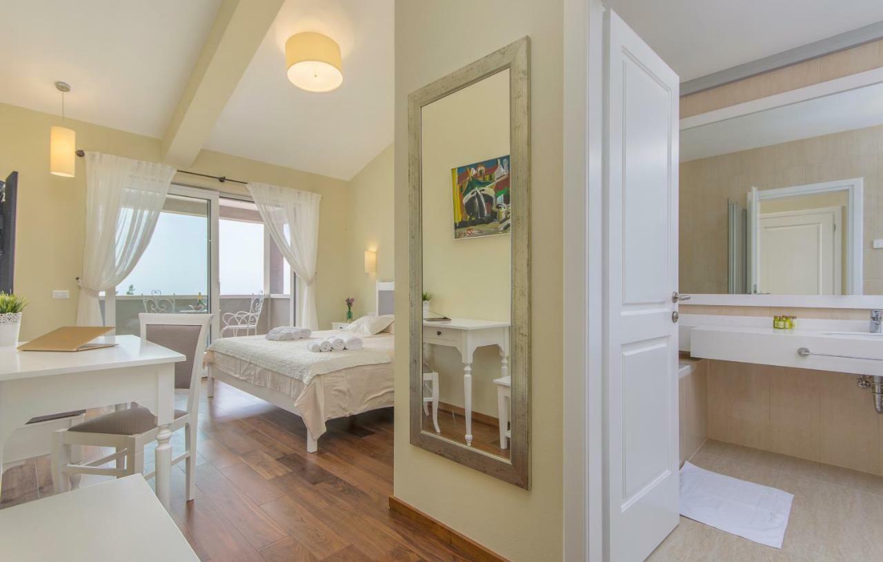 Villa Sterpazzi - Near Porec With Sea View, Private Jacuzzi, Sauna And Pool Вишнян Екстер'єр фото